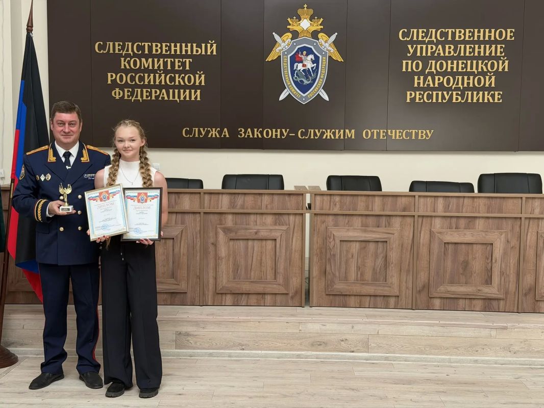 Руководитель СУ СК по ДНР наградил активистов молодежных организаций и победителей олимпиады «Мой выбор – следствие» Руководитель СУ СК по ДНР наградил активистов молодежных организаций и победителей олимпиады «Мой выбор – следствие»