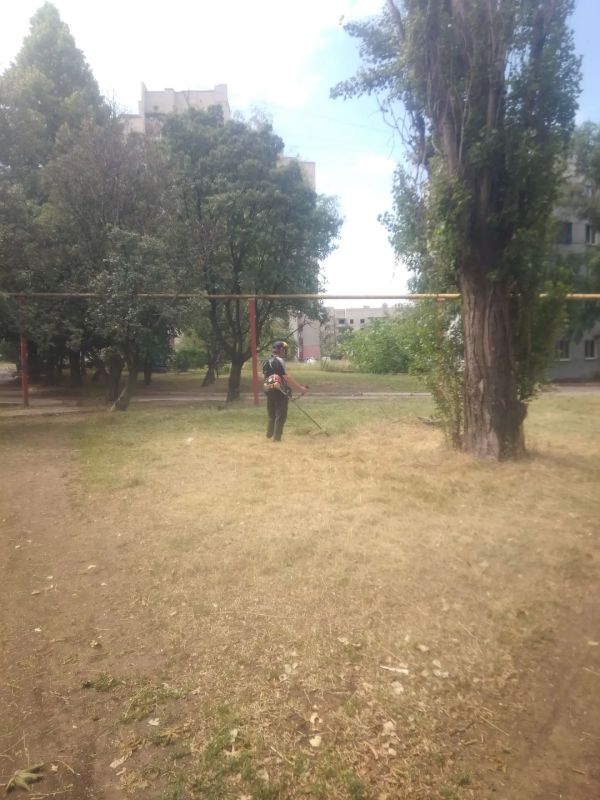 Продолжается работа по благоустройству в г. Дебальцево, г. Светлодарск и пгт. Мироновский (Енакиевский филиал по управлению МКД ДНР) Продолжается работа по благоустройству в г. Дебальцево, г. Светлодарск и пгт. Мироновский (Енакиевский филиал по управлению МКД ДНР)