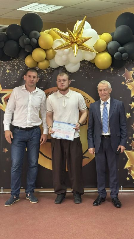 Глава Минспорта ДНР вручил дипломы выпускникам училища олимпийского резерва Глава Минспорта ДНР вручил дипломы выпускникам училища олимпийского резерва