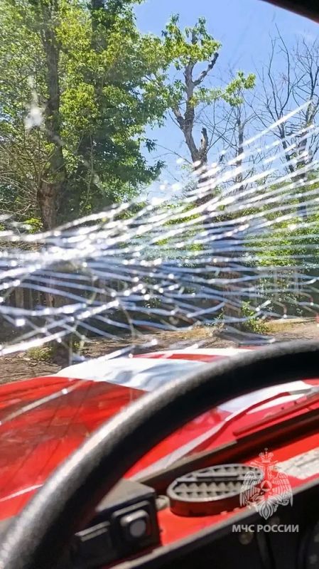 Пожарный автомобиль МЧС России атаковал беспилотник Пожарный автомобиль МЧС России атаковал беспилотник