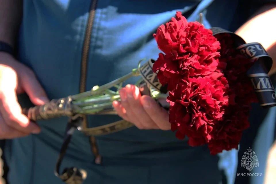 В Донецке сегодня простились с пожарным Владимиром Головановым, погибшим при исполнении служебного долга В Донецке сегодня простились с пожарным Владимиром Головановым, погибшим при исполнении служебного долга