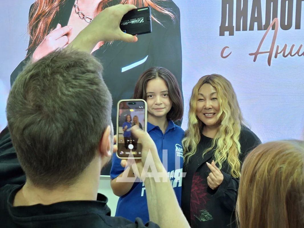 «Корейские глаза начинают плакать»: Анита Цой растрогалась на встрече в Донецке «Корейские глаза начинают плакать»: Анита Цой растрогалась на встрече в Донецке