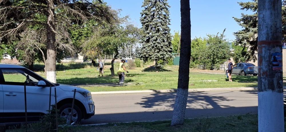Работники МБУ «БИОН» продолжают работы по покосу травы по улице Шевченко Работники МБУ «БИОН» продолжают работы по покосу травы по улице Шевченко