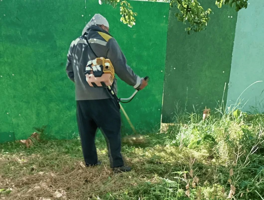Сегодня, 1 июля, с целью приведения территории в надлежащее санитарное состояние в Кировском внутригородском районе города Макеевки силами Макеевского филиала НКО «ЕДИНЫЙ РЕГИОНАЛЬНЫЙ ФОНД ПО УПРАВЛЕНИЮ МНОГОКВАРТИРНЫМИ... Сегодня, 1 июля, с целью приведения территории в надлежащее санитарное состояние в Кировском внутригородском районе города Макеевки силами Макеевского филиала НКО «ЕДИНЫЙ РЕГИОНАЛЬНЫЙ ФОНД ПО УПРАВЛЕНИЮ МНОГОКВАРТИРНЫМИ...