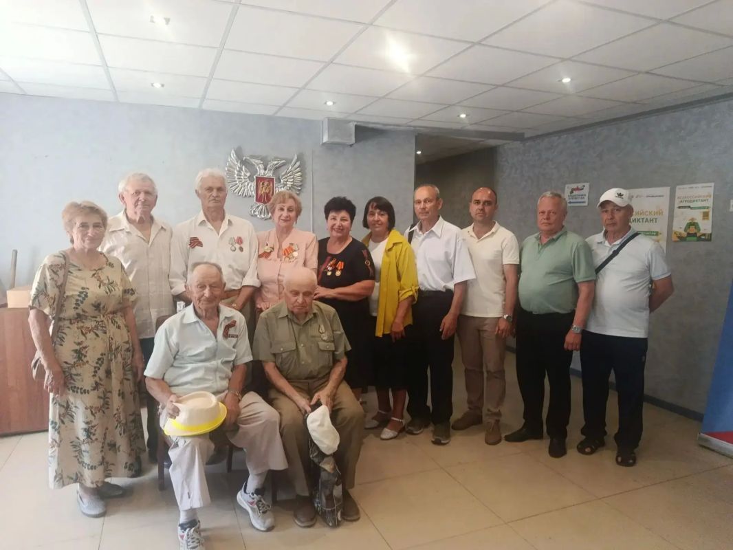 Сегодня, 1 июля, в День ветеранов боевых действий, в городском округе Торез состоялось душевное чаепитие, ставшее знаком благодарности и уважения к тем, кто защищал Родину