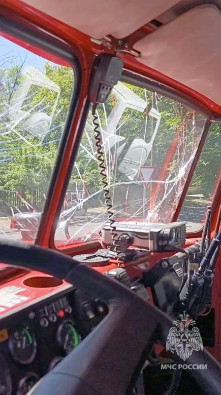 Пожарный автомобиль МЧС России атаковал беспилотник Пожарный автомобиль МЧС России атаковал беспилотник