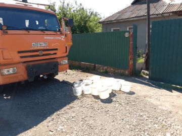 Сегодня, 1 июля, в Кировском внутригородском районе при поддержке региона-шефа Московская область согласно поступившим заявкам произведен подвоз воды для жителей в жилом массиве «Путь Ильича» по ул. Матросова, ул. Руставели...