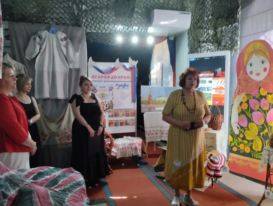 В Снежном открылась выставка «От края до края: культура многонациональной России» В Снежном открылась выставка «От края до края: культура многонациональной России»