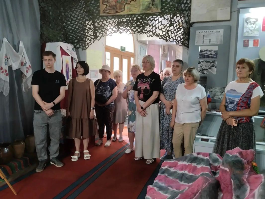 В Снежном открылась выставка «От края до края: культура многонациональной России» В Снежном открылась выставка «От края до края: культура многонациональной России»