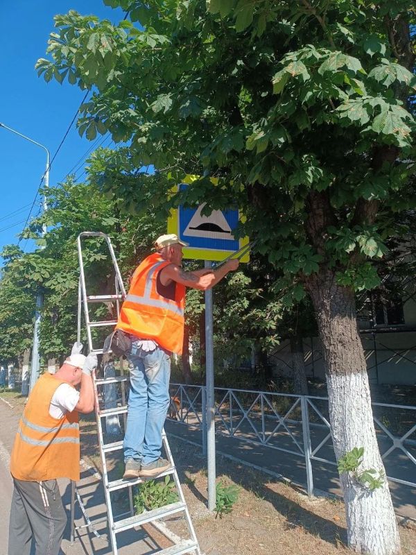 Коммунальные службы Снежного продолжают плановую работу по поддержанию порядка на городских улицах