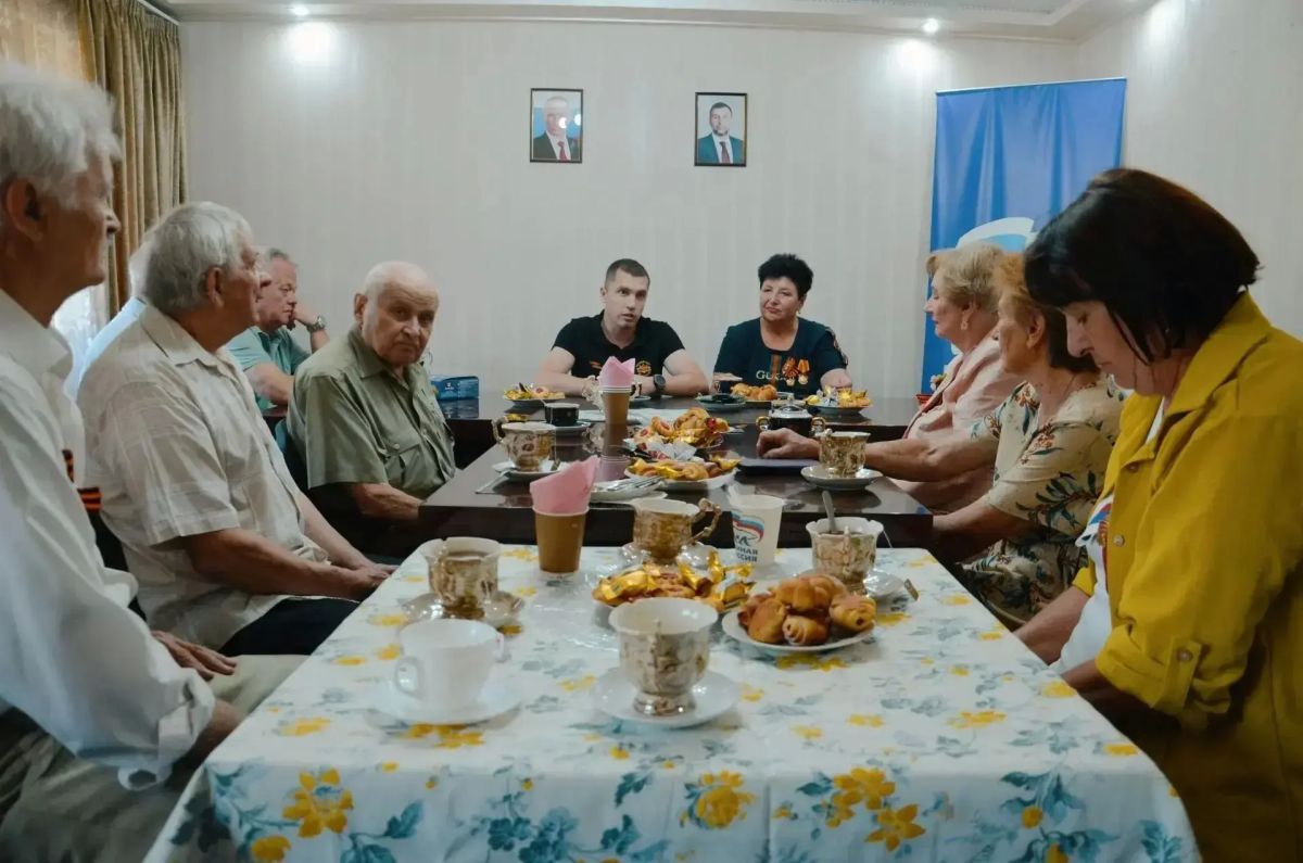 Сегодня, 1 июля, в День ветеранов боевых действий, в городском округе Торез состоялось душевное чаепитие, ставшее знаком благодарности и уважения к тем, кто защищал Родину Сегодня, 1 июля, в День ветеранов боевых действий, в городском округе Торез состоялось душевное чаепитие, ставшее знаком благодарности и уважения к тем, кто защищал Родину