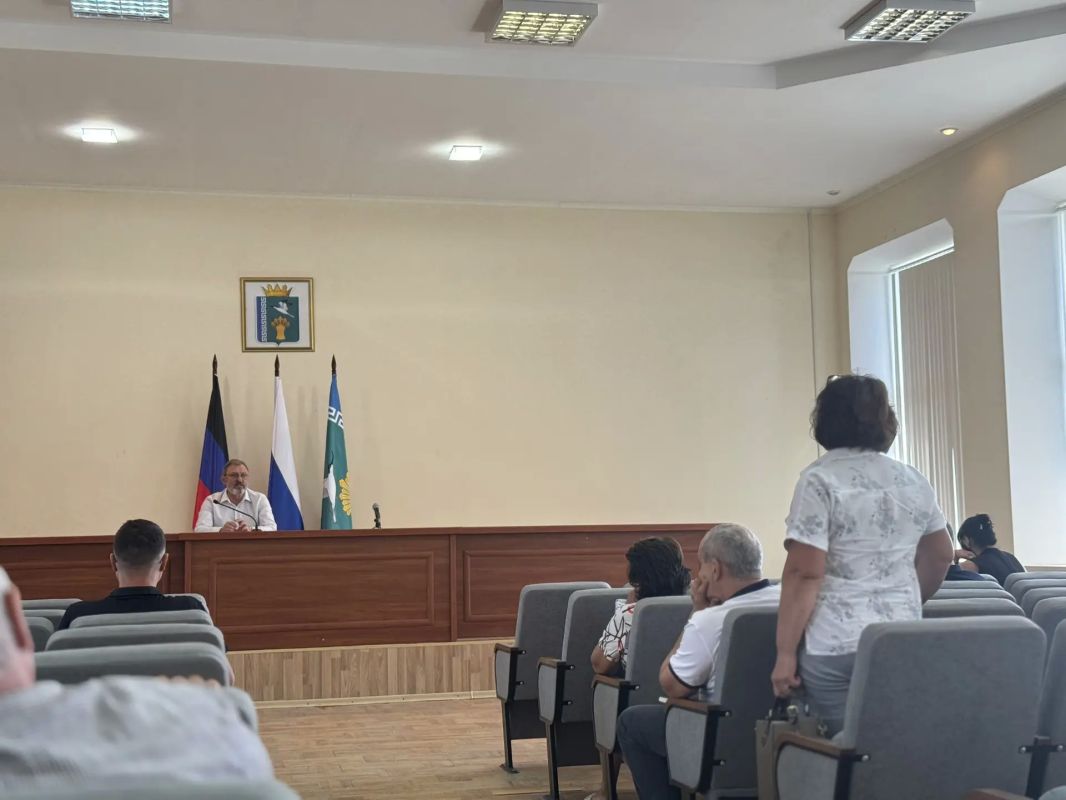 Провел расширенное рабочее совещание Провел расширенное рабочее совещание