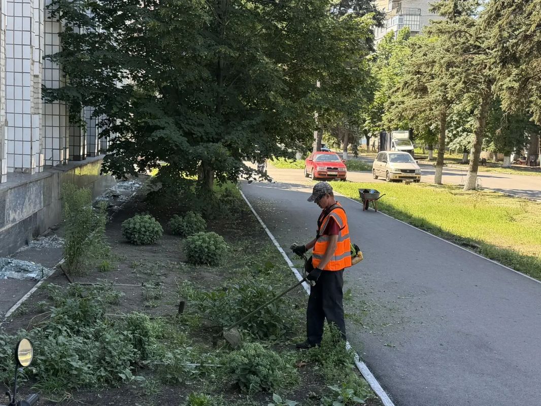 Работники МБУ «БИОН» продолжают работы по покосу травы по улице Шевченко Работники МБУ «БИОН» продолжают работы по покосу травы по улице Шевченко