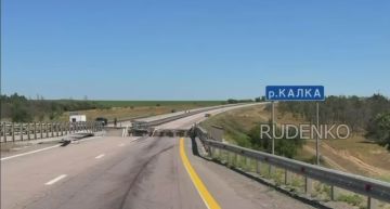Обломки дронов FP-2, обнаруженные возле разрушенного моста через реку Калка на трассе Мариуполь-Донецк