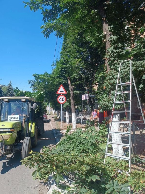 Коммунальные службы Снежного продолжают плановую работу по поддержанию порядка на городских улицах Коммунальные службы Снежного продолжают плановую работу по поддержанию порядка на городских улицах