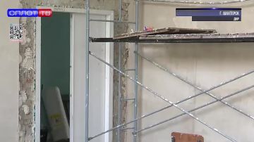 В шахтёрской школе весь спортзал усеян строительными лесами