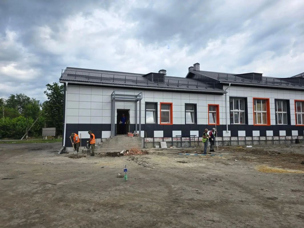Бригада Якутии продолжает ремонтно-восстановительные работы в школе Еленовки г.о. Докучаевск Бригада Якутии продолжает ремонтно-восстановительные работы в школе Еленовки г.о. Докучаевск