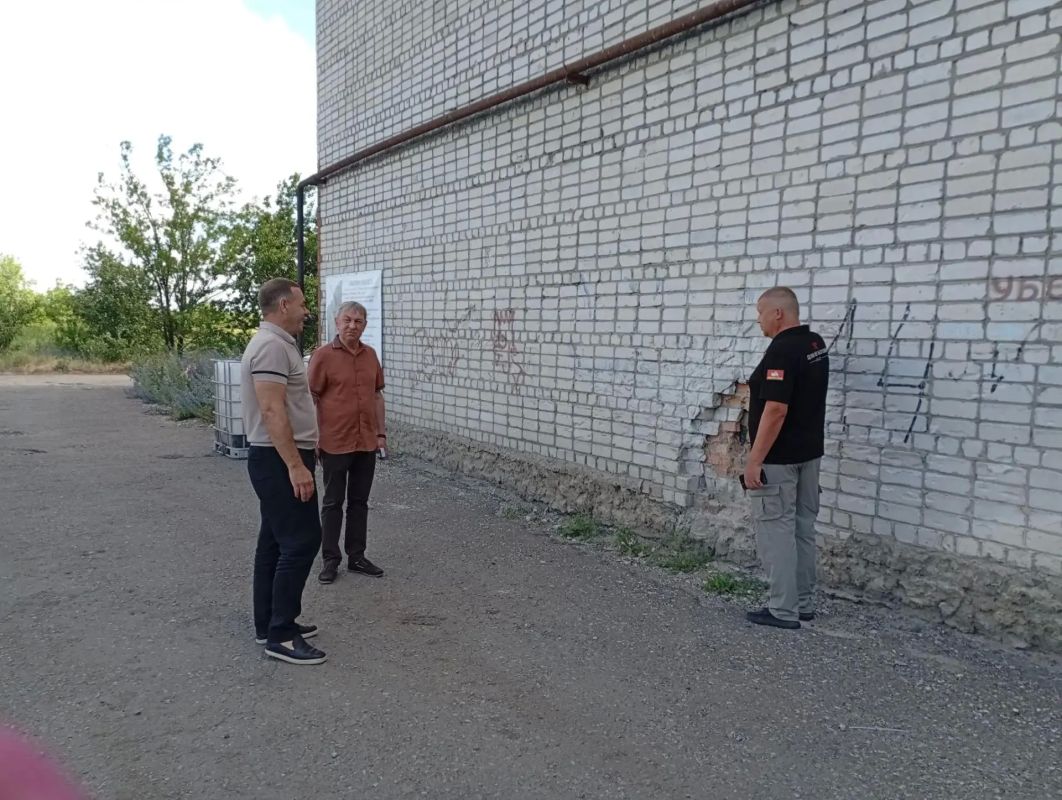 Побывали с Александром Лазаревым на ряде объектов, которые восстанавливает в этом году в нашем городе Челябинская область Побывали с Александром Лазаревым на ряде объектов, которые восстанавливает в этом году в нашем городе Челябинская область