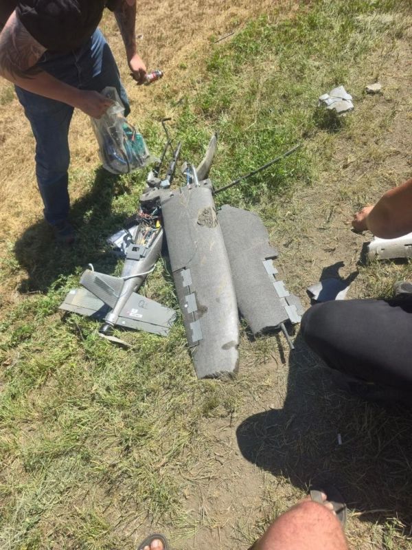 Ударный дрон Hornet спикировал в грузовик с щебёнкой и чудом не взорвался Ударный дрон Hornet спикировал в грузовик с щебёнкой и чудом не взорвался