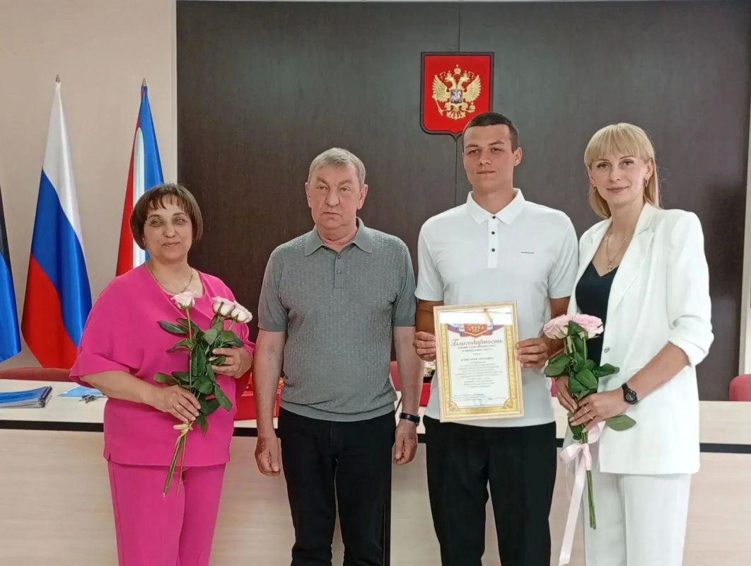 В школах Ясиноватского муниципального округа вручили аттестаты выпускникам одиннадцатых классов и документы об образовании девятиклассникам В школах Ясиноватского муниципального округа вручили аттестаты выпускникам одиннадцатых классов и документы об образовании девятиклассникам