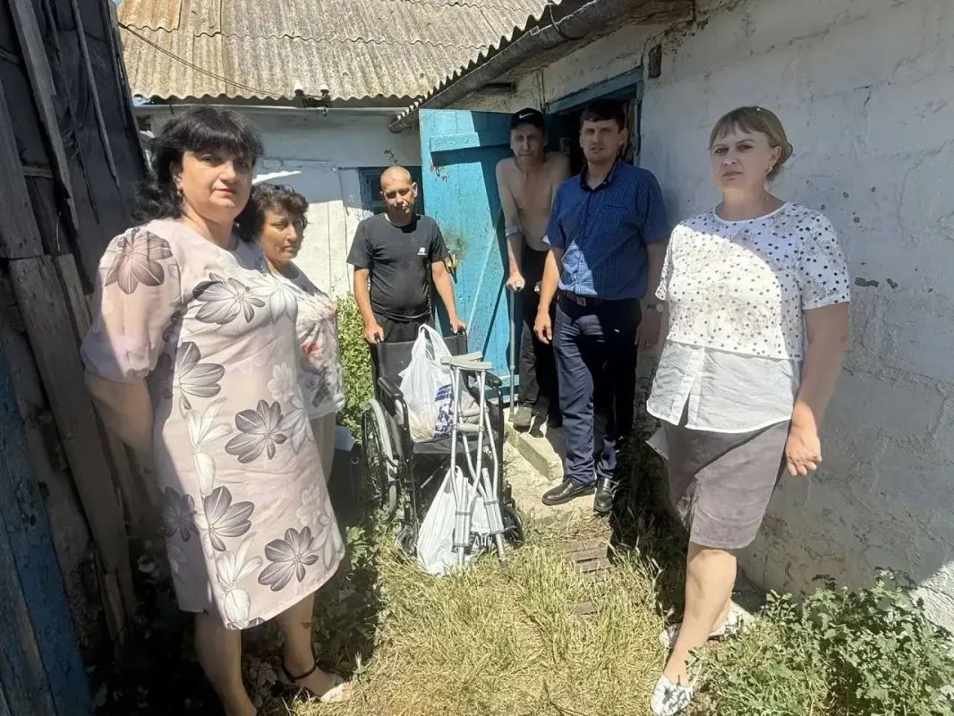С заботой о защитнике. В честь Дня ветеранов СВО партийцы, сотрудники администрации и активисты навестили земляка — ветерана специальной военной операции С заботой о защитнике. В честь Дня ветеранов СВО партийцы, сотрудники администрации и активисты навестили земляка — ветерана специальной военной операции
