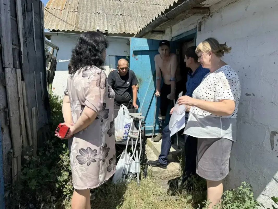 С заботой о защитнике. В честь Дня ветеранов СВО партийцы, сотрудники администрации и активисты навестили земляка — ветерана специальной военной операции С заботой о защитнике. В честь Дня ветеранов СВО партийцы, сотрудники администрации и активисты навестили земляка — ветерана специальной военной операции