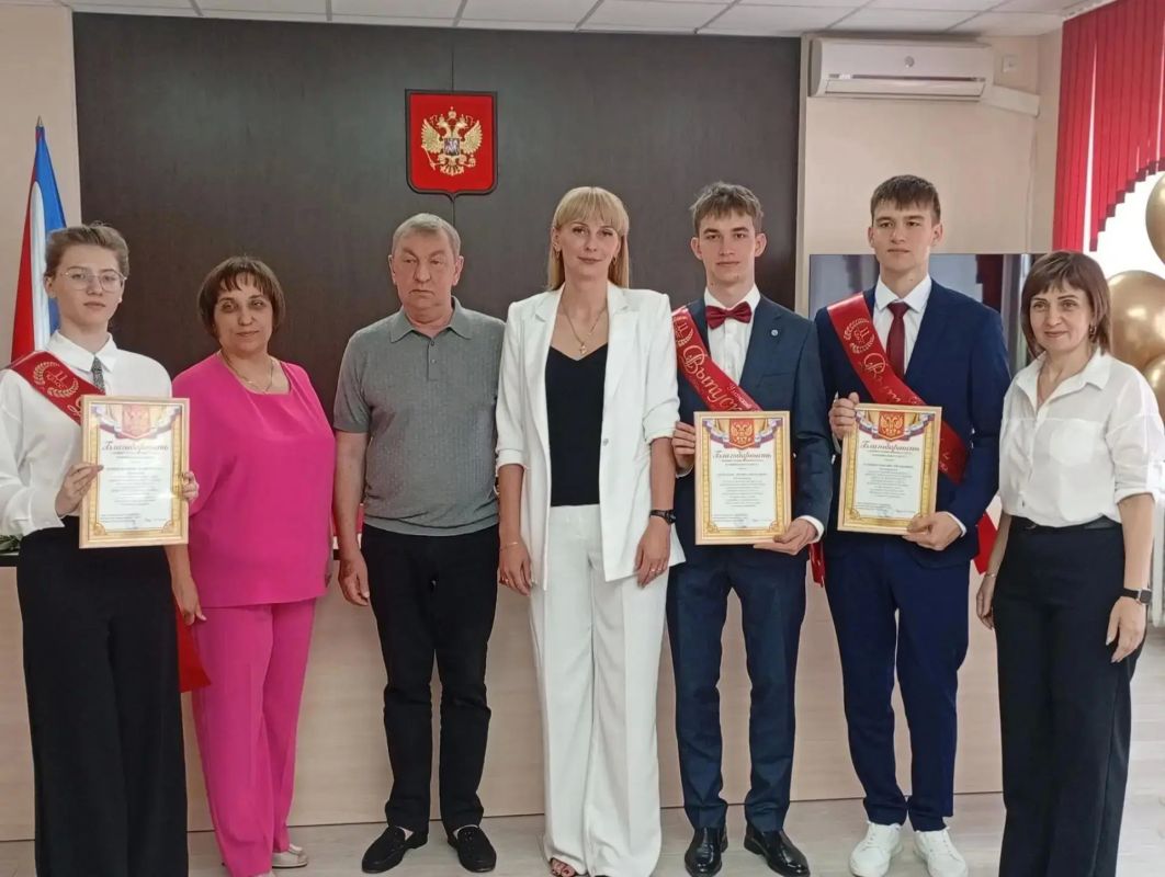 В школах Ясиноватского муниципального округа вручили аттестаты выпускникам одиннадцатых классов и документы об образовании девятиклассникам В школах Ясиноватского муниципального округа вручили аттестаты выпускникам одиннадцатых классов и документы об образовании девятиклассникам