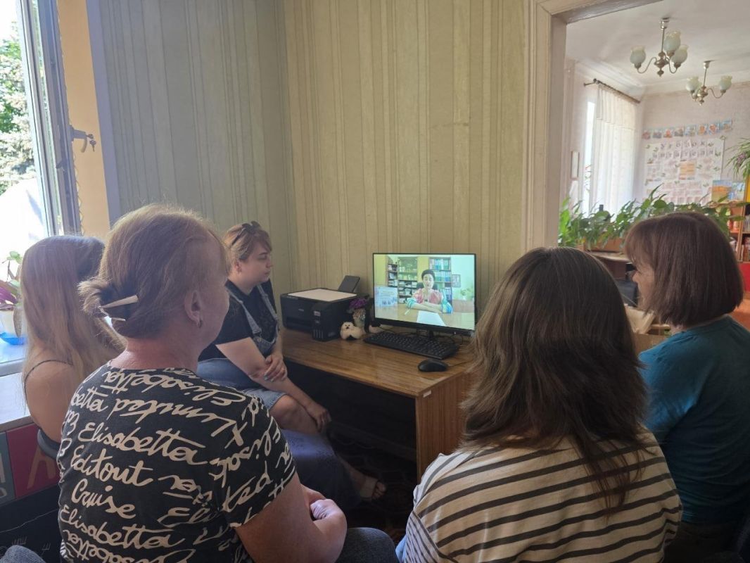 Библиотекари Санкт-Петербурга и ДНР провели онлайн-встречу Библиотекари Санкт-Петербурга и ДНР провели онлайн-встречу