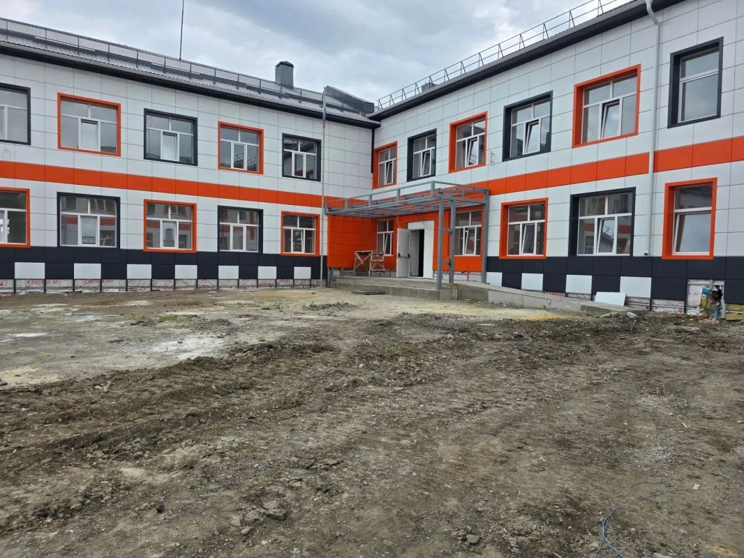 Бригада Якутии продолжает ремонтно-восстановительные работы в школе Еленовки г.о. Докучаевск