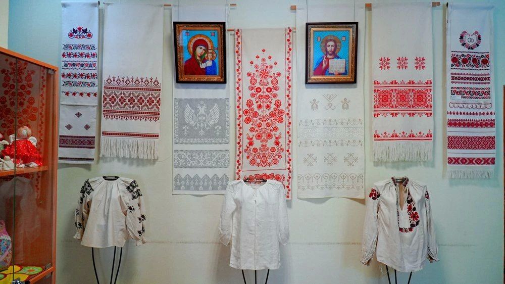 Сегодня в Республиканском доме народного творчества и кино открылась выставка декоративно-прикладного искусства «Вышитая азбука семьи: письмена любви и верности», приуроченная ко Дню семьи любви и верности Сегодня в Республиканском доме народного творчества и кино открылась выставка декоративно-прикладного искусства «Вышитая азбука семьи: письмена любви и верности», приуроченная ко Дню семьи любви и верности