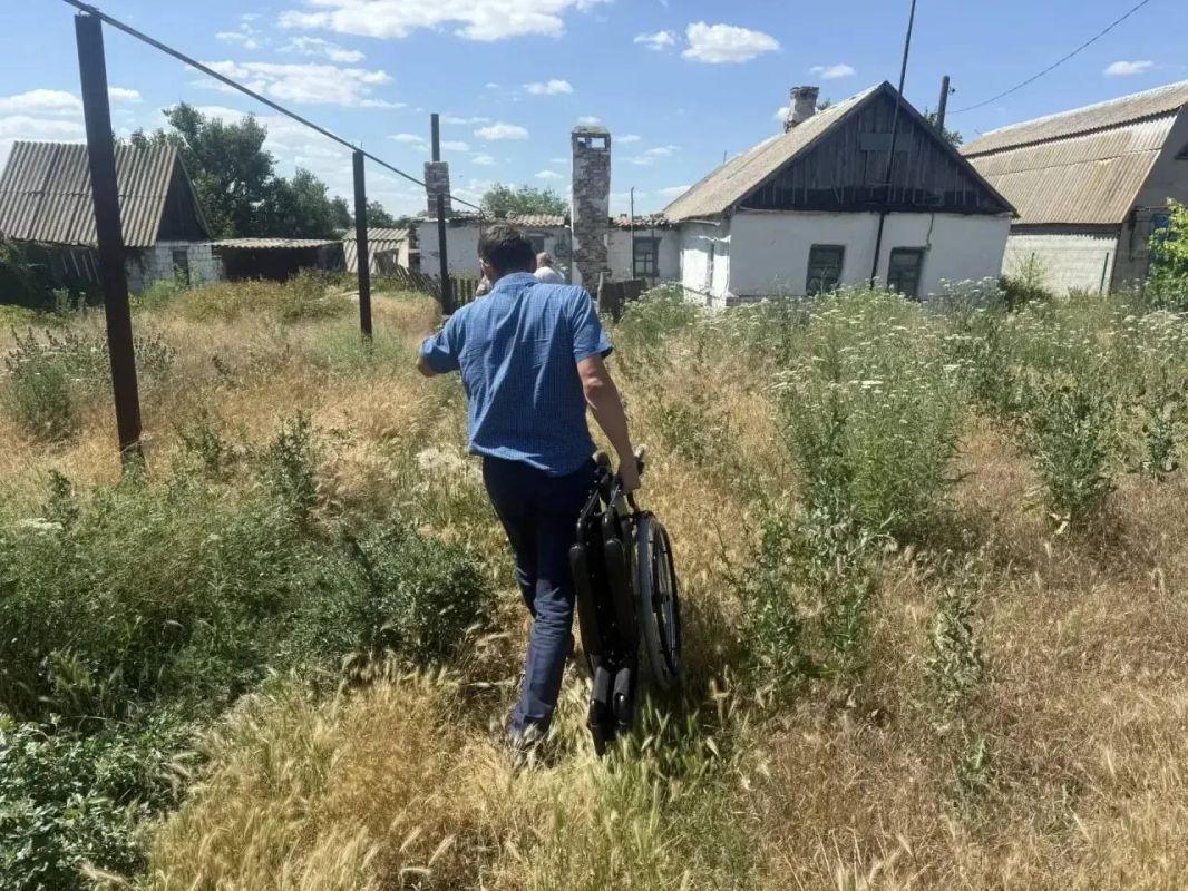С заботой о защитнике. В честь Дня ветеранов СВО партийцы, сотрудники администрации и активисты навестили земляка — ветерана специальной военной операции С заботой о защитнике. В честь Дня ветеранов СВО партийцы, сотрудники администрации и активисты навестили земляка — ветерана специальной военной операции