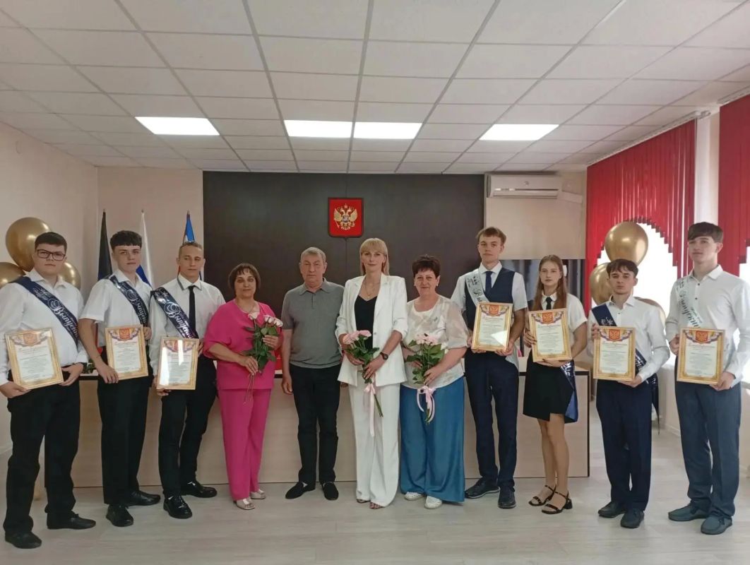В школах Ясиноватского муниципального округа вручили аттестаты выпускникам одиннадцатых классов и документы об образовании девятиклассникам В школах Ясиноватского муниципального округа вручили аттестаты выпускникам одиннадцатых классов и документы об образовании девятиклассникам