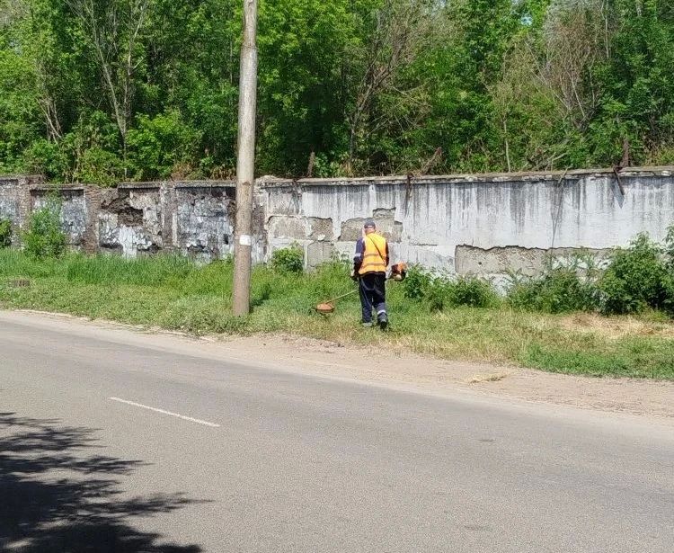 С целью приведения территории в надлежащее санитарное состояние в Кировском внутригородском районе города Макеевки проведены работы по покосу сорных и карантинных трав на по ул. Металлургической