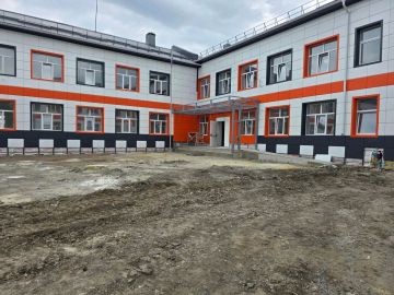 Бригада Якутии продолжает ремонтно-восстановительные работы в школе Еленовки г.о. Докучаевск
