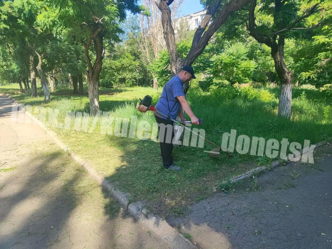 Сотрудники учреждений образования и культуры приняли участие в акции "Чистый четверг" Сотрудники учреждений образования и культуры приняли участие в акции "Чистый четверг"