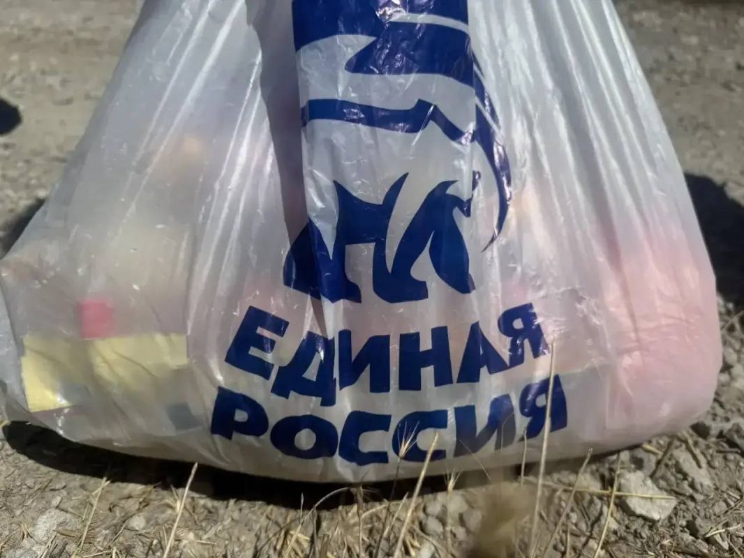 С заботой о защитнике. В честь Дня ветеранов СВО партийцы, сотрудники администрации и активисты навестили земляка — ветерана специальной военной операции С заботой о защитнике. В честь Дня ветеранов СВО партийцы, сотрудники администрации и активисты навестили земляка — ветерана специальной военной операции