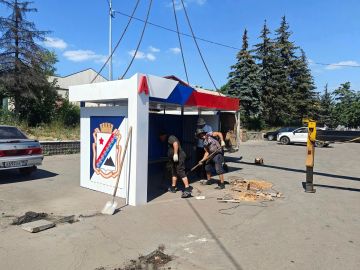 В городском округе Снежное приступили к монтажу остановочных павильонов