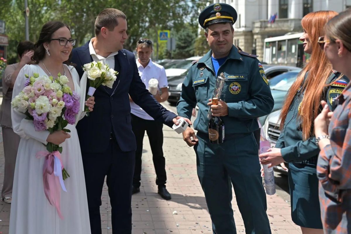 Ах, эта свадьба, свадьба, свадьба пела и плясала Ах, эта свадьба, свадьба, свадьба пела и плясала