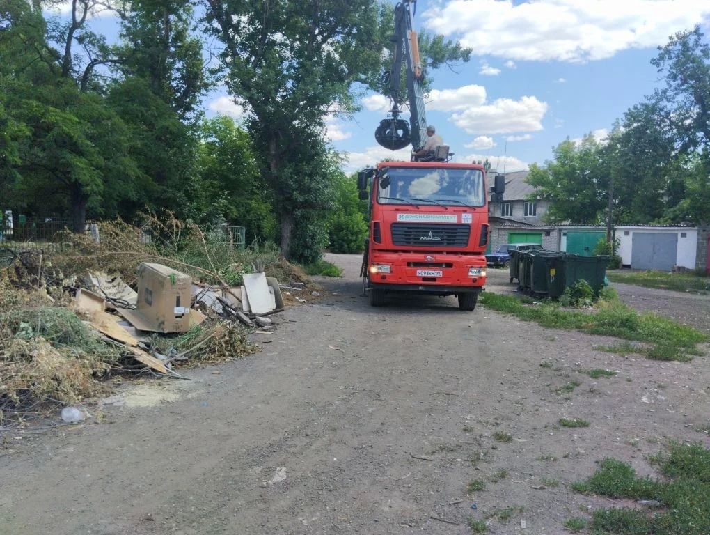 Сегодня, 3 июля, с целью приведения территории в надлежащее санитарное состояние в Кировском внутригородском районе выполнены работы по вывозу крупногабаритных накоплений мусора на контейнерных площадках по адресам: ул....