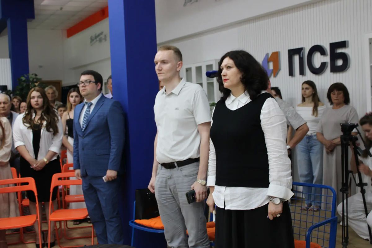 В ДонГУ состоялась торжественная церемония вручения дипломов лучшим выпускникам В ДонГУ состоялась торжественная церемония вручения дипломов лучшим выпускникам