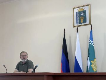 Сегодня провёл аппаратное совещание с сотрудниками администрации