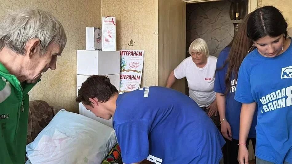 Молодогвардейцы Мариуполя навестили ветеранов Великой Отечественной войны и передали им самое необходимое в быту Молодогвардейцы Мариуполя навестили ветеранов Великой Отечественной войны и передали им самое необходимое в быту