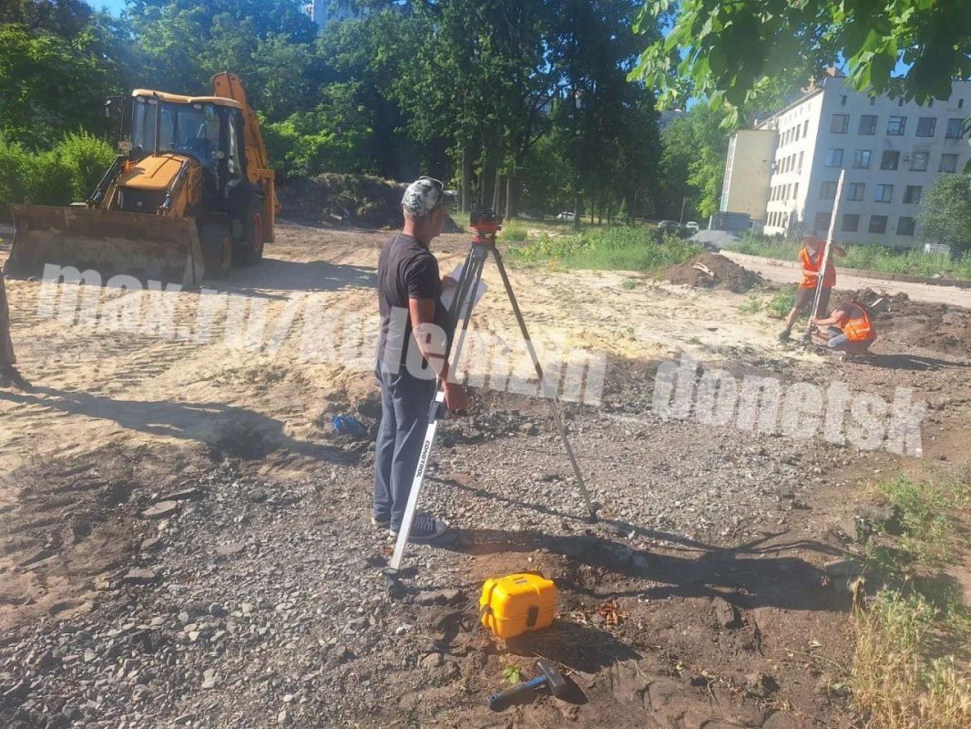 Алексей Кулемзин: В рамках федерального проекта «Формирование комфортной городской среды», входящего в состав национального проекта «Инфраструктура для жизни», идёт благоустройство общественной территории - сквера у... Алексей Кулемзин: В рамках федерального проекта «Формирование комфортной городской среды», входящего в состав национального проекта «Инфраструктура для жизни», идёт благоустройство общественной территории - сквера у...