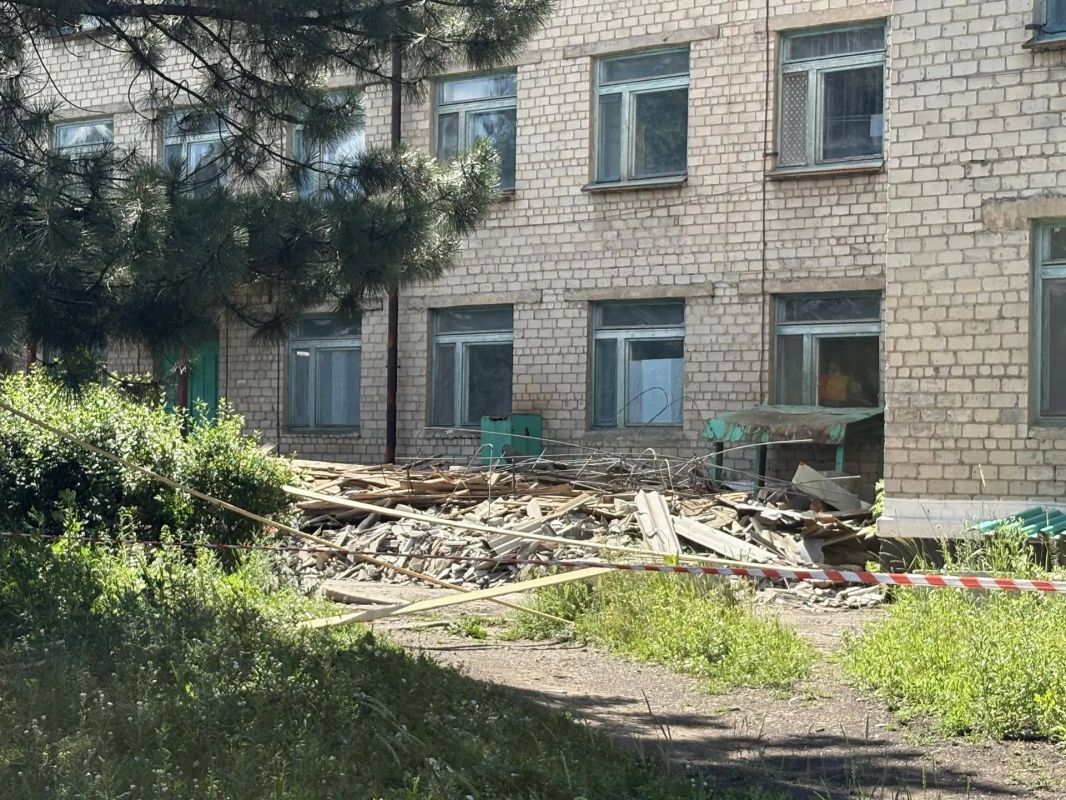 Благодаря сахалинцам в женском отделении шахтерской больницы стартовал ремонт кровли Благодаря сахалинцам в женском отделении шахтерской больницы стартовал ремонт кровли