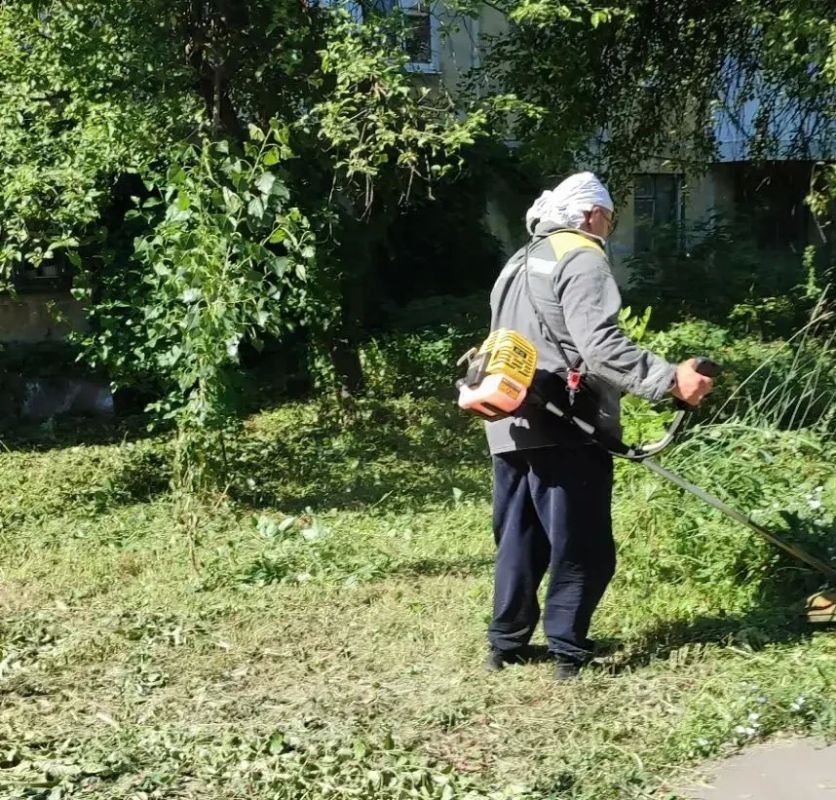 Сегодня, 3 июля, с целью приведения территории в надлежащее санитарное состояние в Кировском внутригородском районе города Макеевки силами Макеевского филиала НКО «ЕДИНЫЙ РЕГИОНАЛЬНЫЙ ФОНД ПО УПРАВЛЕНИЮ МНОГОКВАРТИРНЫМИ... Сегодня, 3 июля, с целью приведения территории в надлежащее санитарное состояние в Кировском внутригородском районе города Макеевки силами Макеевского филиала НКО «ЕДИНЫЙ РЕГИОНАЛЬНЫЙ ФОНД ПО УПРАВЛЕНИЮ МНОГОКВАРТИРНЫМИ...