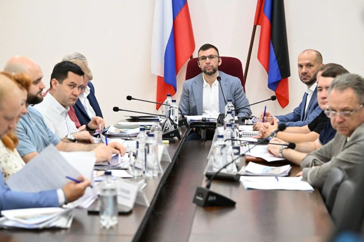 Денис Пушилин: Жилищное строительство в Донецке, Макеевке и Мариуполе, размещение инвестиционного предложения о создании спортивного центра в столице ДНР на Инвестиционном портале: провел очередное заседание Инвесткомитета