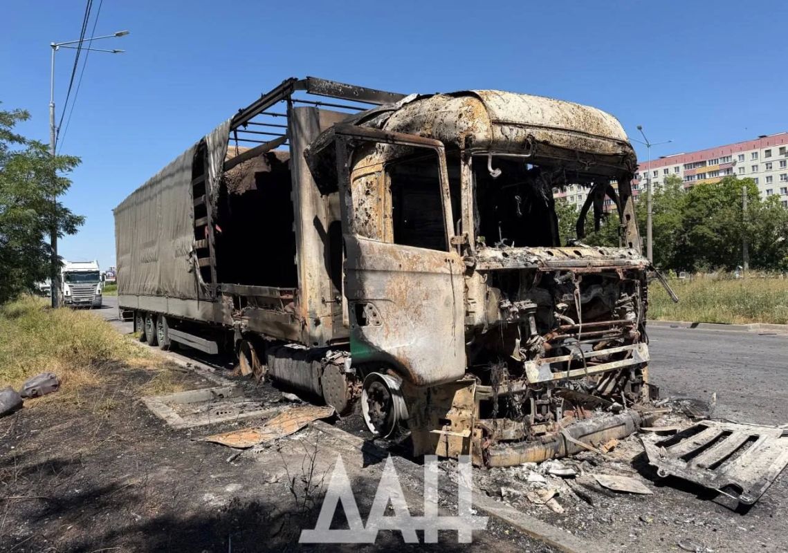 Беспилотник ВСУ в городской черте Мариуполя ударил по гражданской фуре этой ночью Беспилотник ВСУ в городской черте Мариуполя ударил по гражданской фуре этой ночью