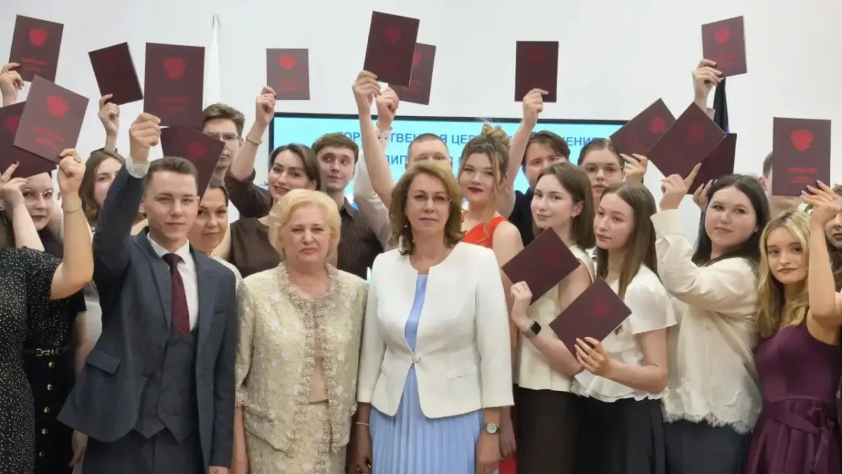 Сегодня вручила дипломы выпускникам двух ведущих вузов Республики — Донецкого государственного университета и Донбасской национальной академии строительства и архитектуры Сегодня вручила дипломы выпускникам двух ведущих вузов Республики — Донецкого государственного университета и Донбасской национальной академии строительства и архитектуры
