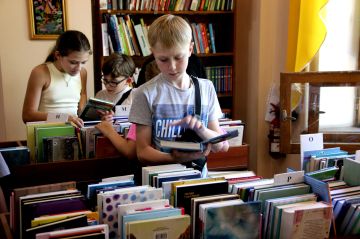Знакомство с храмом книг. Воспитанники Донецкой детской школы телевидения «Телешко» побывали на экскурсии в библиотеке имени Н. К. Крупской