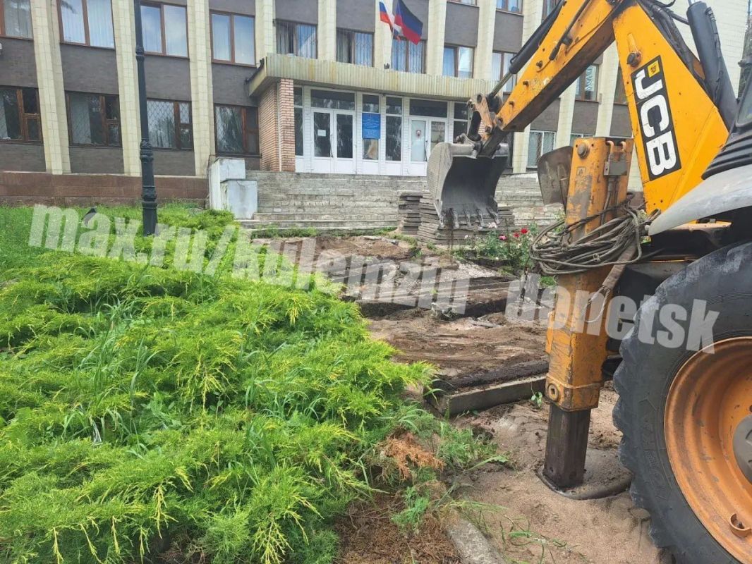 Алексей Кулемзин: В рамках федерального проекта «Формирование комфортной городской среды», входящего в состав национального проекта «Инфраструктура для жизни», идёт благоустройство общественной территории - сквера у... Алексей Кулемзин: В рамках федерального проекта «Формирование комфортной городской среды», входящего в состав национального проекта «Инфраструктура для жизни», идёт благоустройство общественной территории - сквера у...